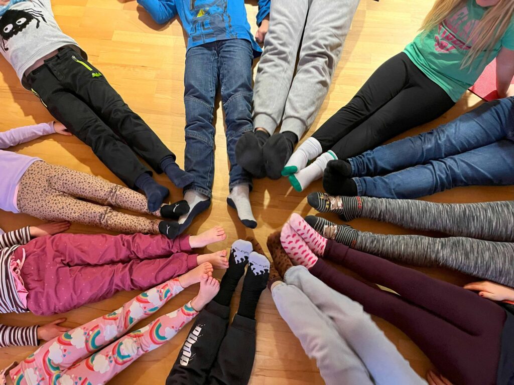 Achtsamkeit und Entspannung für Kinder, Kinderbeine im Kreis