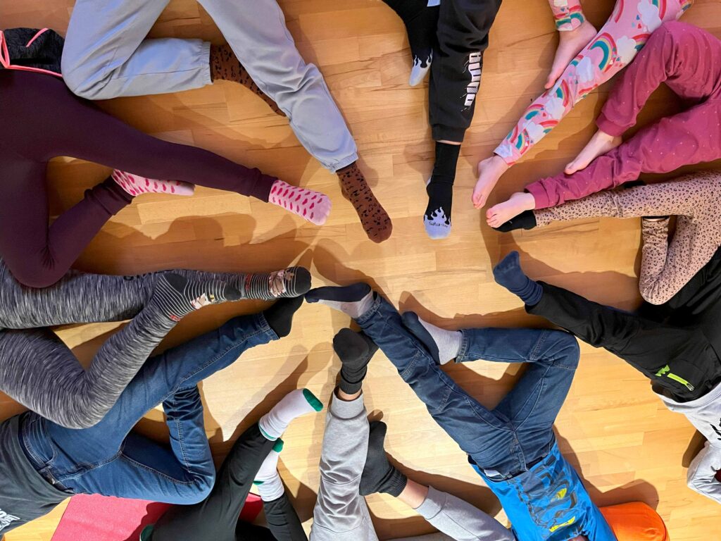 Kinderbeine im Kreis bei Achtsamkeitsübung